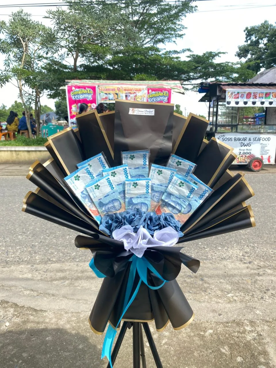 Buket uang bernuansa biru navy dengan bunga