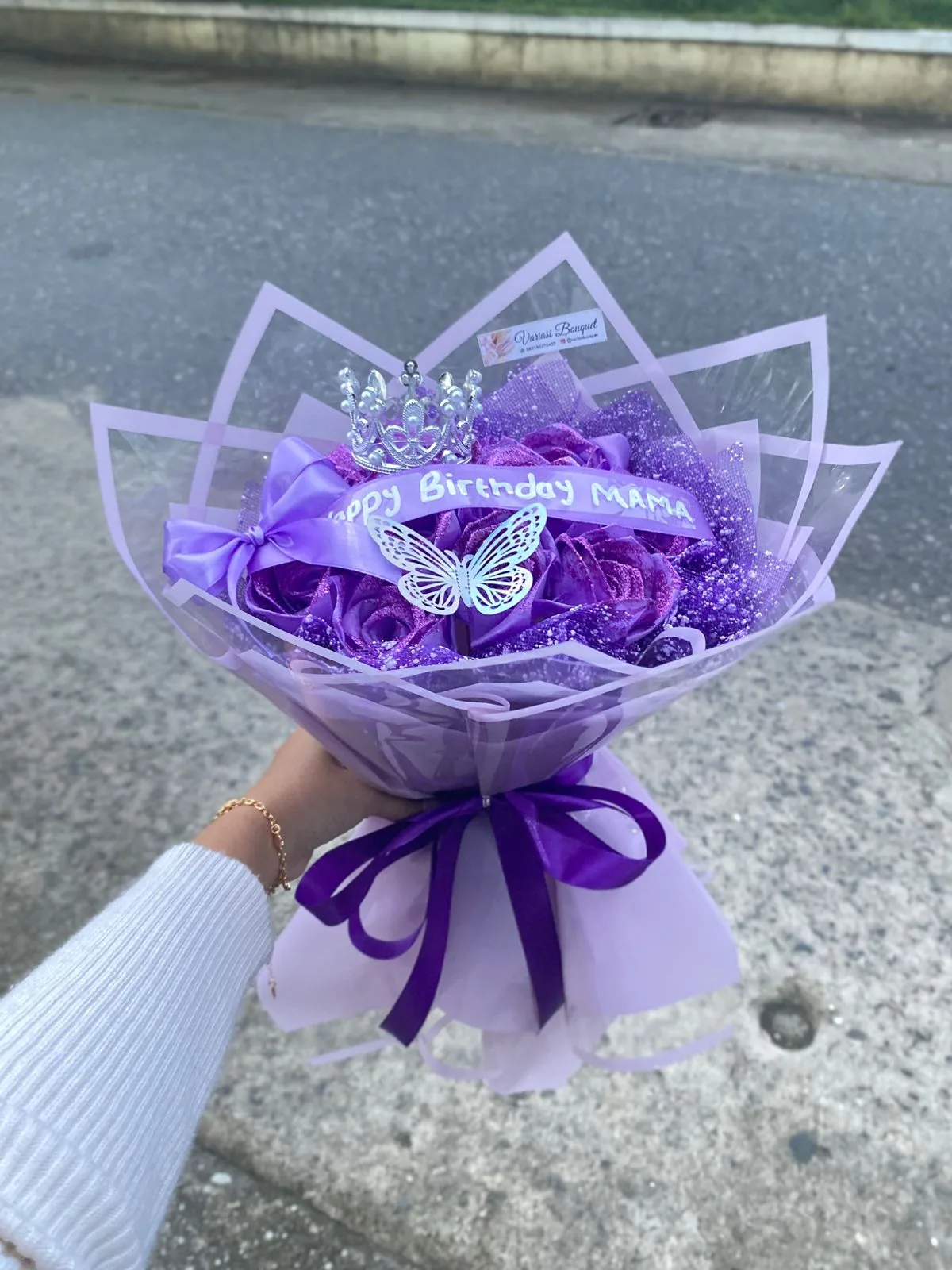 Buket bunga nuansa ungu dengan hiasan kupu-kupu