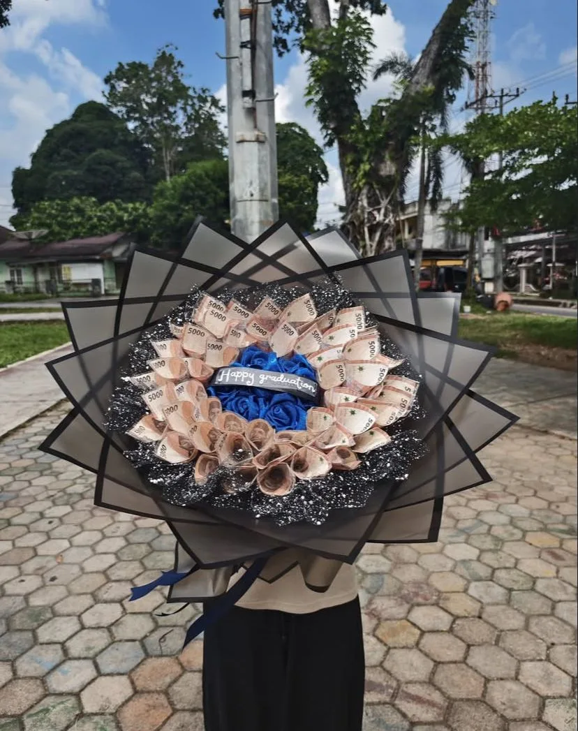 Buket uang susun kipas dengan pembungkus hitam beraksen emas